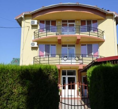Hotel Talisman Костинещи Екстериор снимка